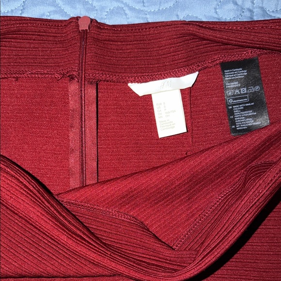 Elegant Burgundy Pencil Skirt stretchy - Picture 2 of 2